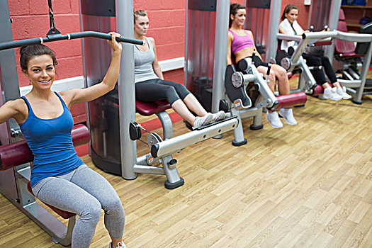 四个女人,训练,力量健身器,健身房