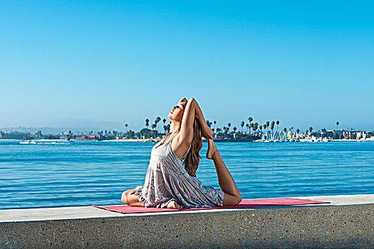 美女,练习,瑜伽姿势,码头,太平洋,海滩,圣地亚哥,加利福尼亚,美国