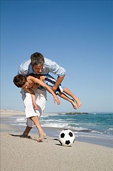 父子,玩,足球,海洋