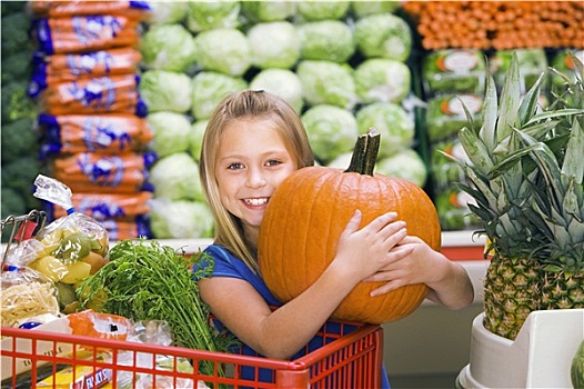 女孩,7-9岁,站立,蔬菜,局部,超市,握住,大,南瓜,微笑,头像