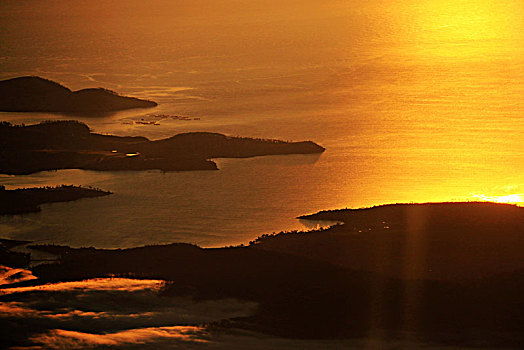金色阳光照耀下的海岛