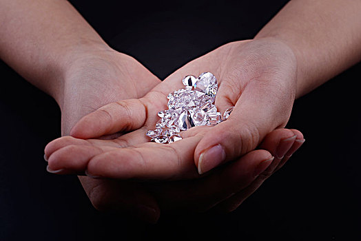 一堆裸钻白钻钻石选钻实拍拍摄海报素材深色黑色背景