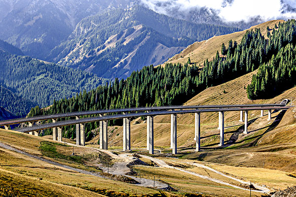 连霍高速公路中位于果子沟的穿山隧道及桥梁,新疆伊犁伊犁霍城县