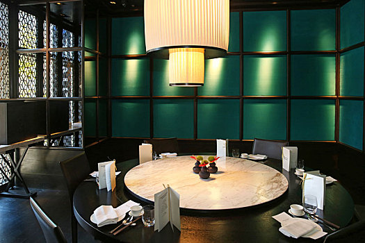 擺放整齊的酒店餐桌,餐具