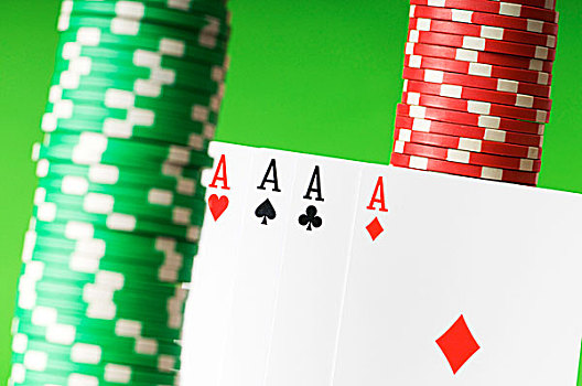赌场,筹码,纸牌a,绿色背景