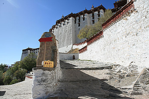 西藏拉萨布达拉宫后面高大的白色宫墙建筑