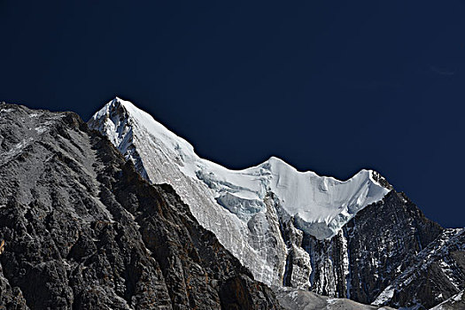 雪山蓝天秋天小道