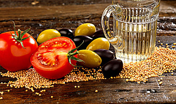 芥末籽,西红柿,橄榄,白葡萄酒,醋,成分,调味品