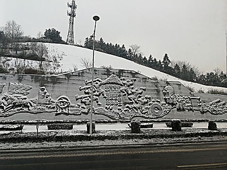 下雪后的铜雕塑