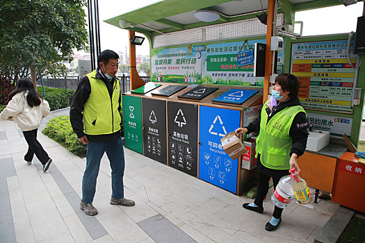 广东省广州市,垃圾分类投放成为新时尚