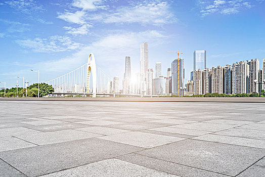 空荡荡的广场地面和广州摩天大楼建筑群