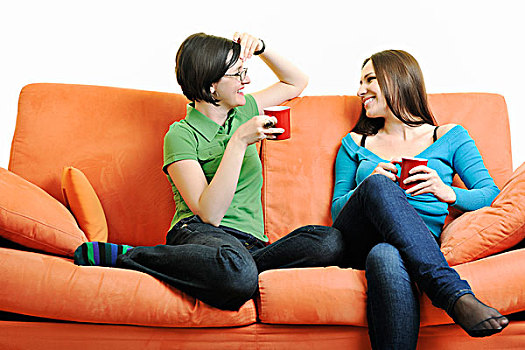 两个,美女,隔绝,白色背景,杯子,咖啡,交谈,橙色,沙发
