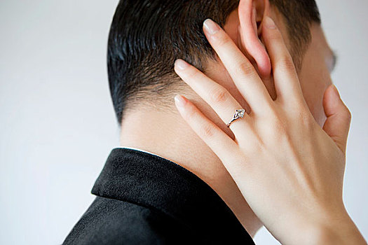 戴着结婚戒指的女人的手