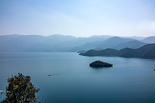 四川省凉山州泸沽湖格姆女神山远眺泸沽湖