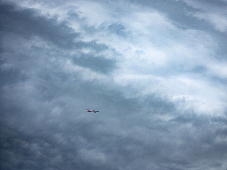 乌云密布天空里的飞机