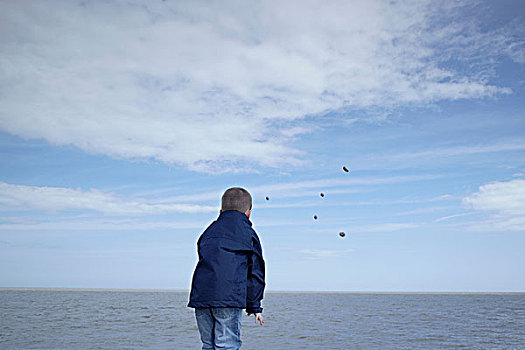 小男孩,投掷,石头,海洋