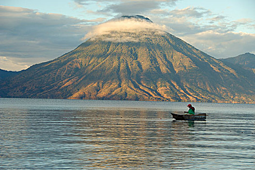 中美洲,危地马拉,西高地,阿蒂特兰湖,早晨,反射,渔船,湖,正面,佩特罗,火山