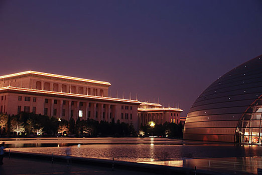夜晚的中国国家大剧院和人民大会堂
