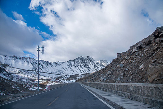 中国公路建设史上的丰碑-----g217国道独库公路独山子段穿越,铁里买提达坂