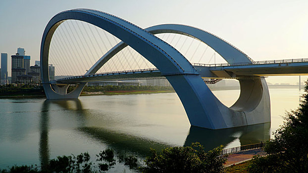 世界上首座大跨径斜吊拱曲线桥梁-南宁大桥