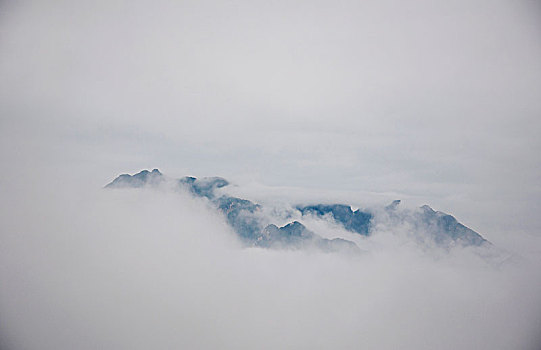 云雾萦绕中隐现的山峰