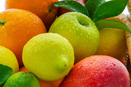 新鲜的综合水果在白色的背景