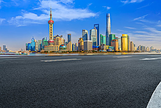 柏油马路和上海陆家嘴金融中心建筑