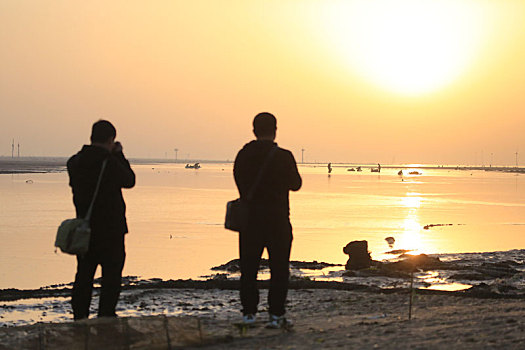 山东省日照市,渔民在晨光中海里淘鲜,生态画卷美不胜收