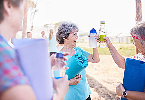 老年,女人,祝酒,水瓶,瑜伽课,公园
