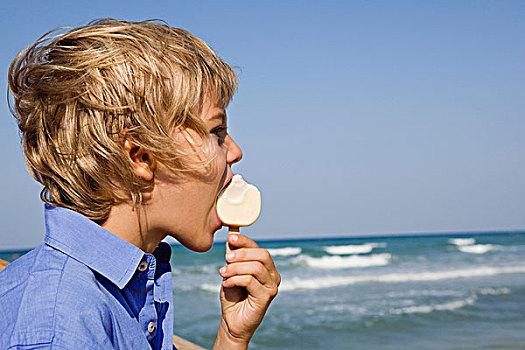 男孩,吃,冰淇淋,海滩