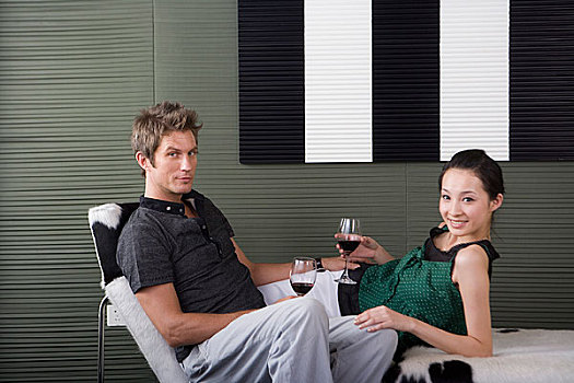 一对夫妻在躺椅上喝酒聊天