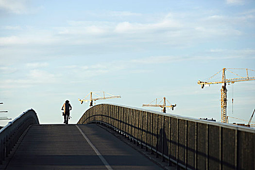 瑞典,斯德哥尔摩,骑自行车,骑,上方,桥,起重机,背景