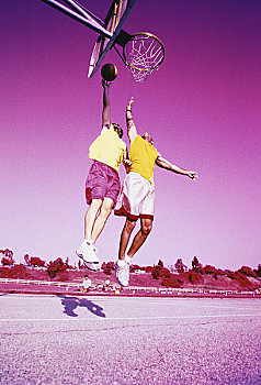 两个男人,玩,篮球,跳跃,空中,户外