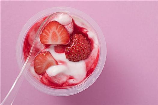 草莓酸奶,塑料制品,容器,勺子,俯视