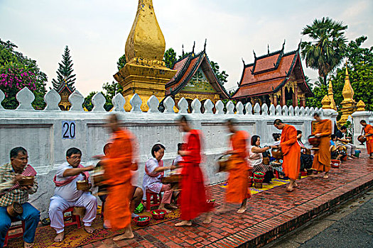 老挝化缘的僧人