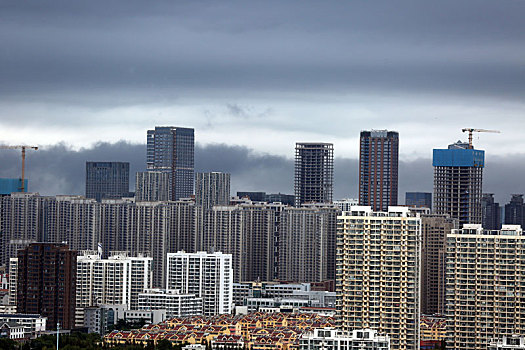 山东省日照市,云绕卧龙山犹如人间仙境,气象部门发布暴雨蓝色预警提醒市民加强防范