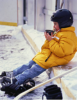 男孩,坐,户外,滑冰场,拿着,大杯
