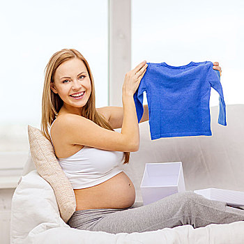 怀孕,母性,庆贺,概念,微笑,孕妇,坐,沙发,打开,礼盒,蓝色,开襟羊毛衫