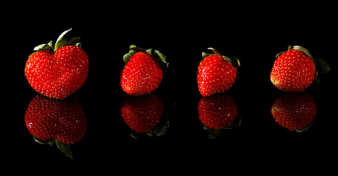 四颗草莓