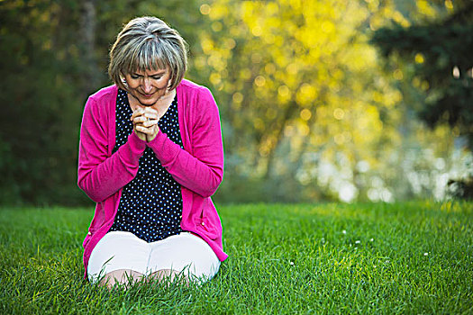 成年,女人,祈祷,公园,埃德蒙顿,艾伯塔省,加拿大