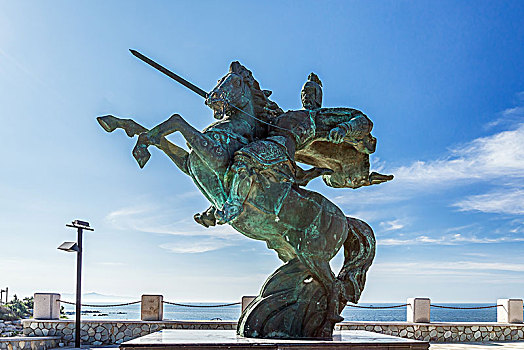 养马岛海滨的古代战将雕塑