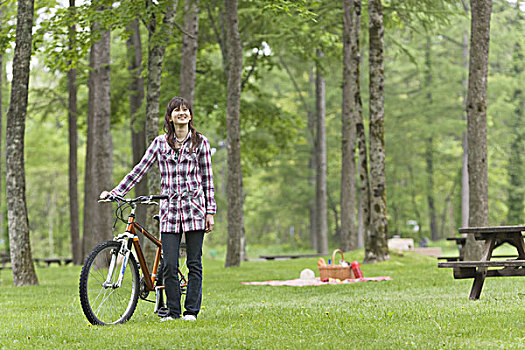 女青年,自行车,树林