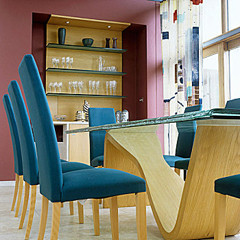 蓝色,软垫,椅子,餐桌,弯曲,木质,架子,建造,红墙