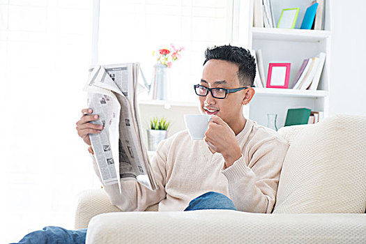亞洲人,喝咖啡,讀,報紙