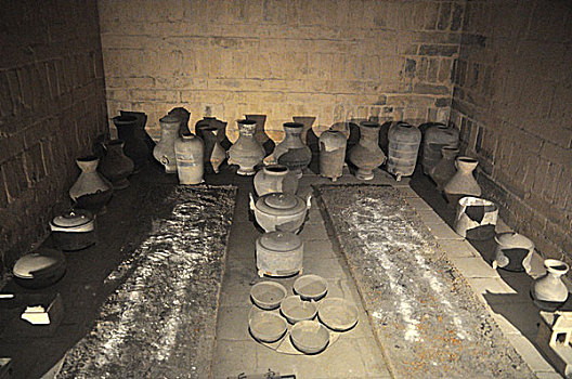 汉代穷人墓葬的陪葬品图片