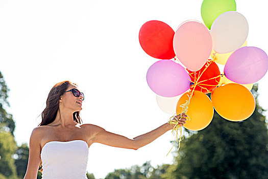 高兴,夏天,休假,人,概念,微笑,少妇,戴着,墨镜,气球,公园
