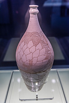 上海博物馆的北宋白釉划花莲鱼纹瓶