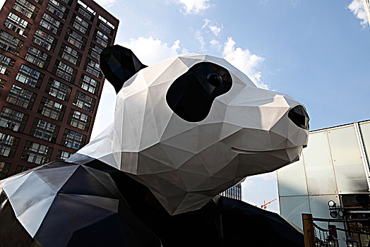 雕塑大熊猫翻墙