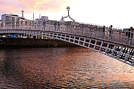 人,穿过,桥,上方,利菲河,河,都柏林,爱尔兰,欧洲