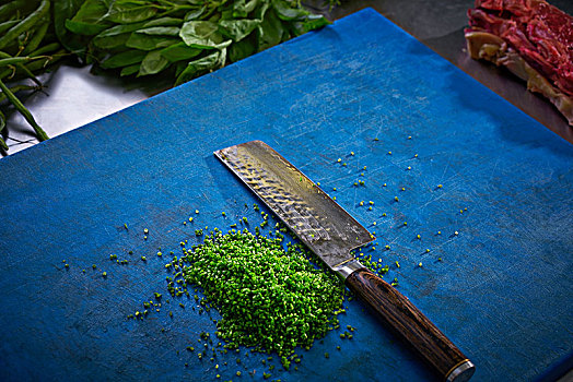 切,细香葱,餐厅厨房,蓝色背景,切菜板,刀